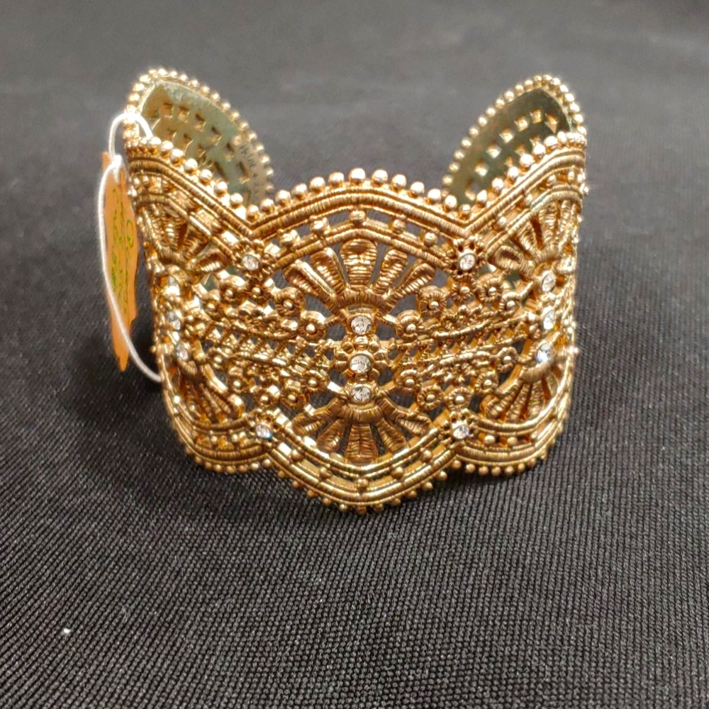 Queens lace statement cuff gold